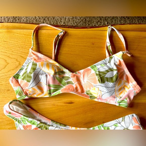 💥🔥FREE w/purchase bikini -worn only once- perfect condition - Picture 2 of 7